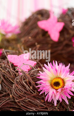 Osternest verziert mit synthetischen Blumen und Schmetterlinge, Nahaufnahme, selektiven Fokus Stockfoto