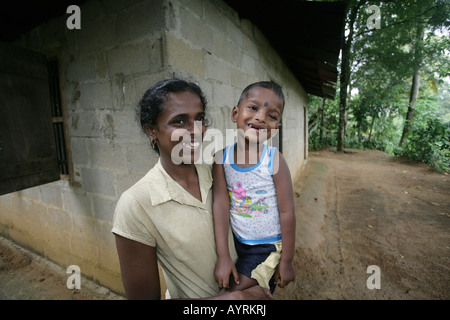 Frau und ihr Kind in einem Slum in Gampara, Sri Lanka, Südasien Stockfoto