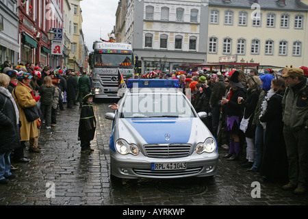 Polizeiauto an der Vorderseite der Rosenmontag Karneval Prozession in Koblenz, Rheinland-Pfalz, Deutschland, Europa Stockfoto