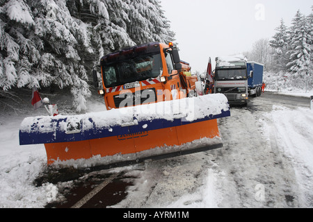 Schneepflug auf der Seite eine Autobahn in Deutschland, Europa Stockfoto