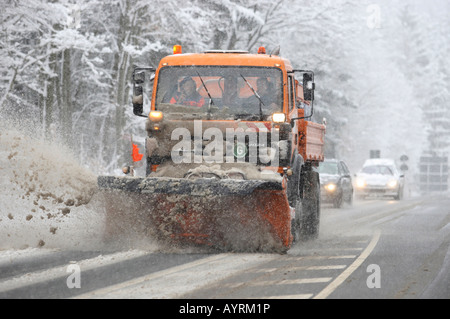 Schneepflug clearing eine Autobahn in Deutschland, Europa Stockfoto