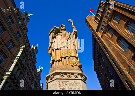 Statue von St. Ansgar auf Trostbruecke (Trost-Brücke) vor dem historischen Patriotischen Gesellschaft (rechts) und Kontorh Stockfoto