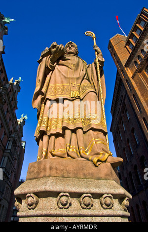 Statue von St. Ansgar auf Trostbruecke (Trost-Brücke) vor dem historischen Patriotischen Gesellschaft (rechts) und Kontorh Stockfoto