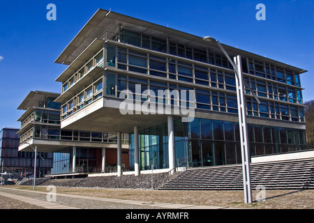 Moderne Bürogebäude an der Elbe, Neumuehlen Bezirk, Hamburg, Deutschland Stockfoto