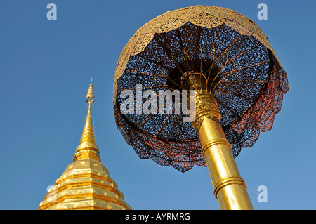 Goldene Pagode (Chedi) und Golden Umbrella (Symbol für Glück und macht), Wat Phra, dass Tempel Doi Suthep, Chiang Mai, Thailand, So Stockfoto