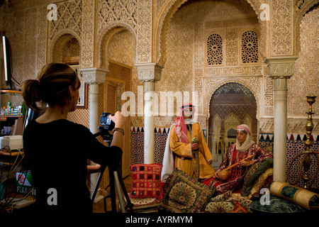 Maurische Kulisse und Spanier kostümiert in arabischer Kleidung für Touristen Fotos Fotogeschäft in Granada, Andalusien, Spanien, Eur Stockfoto