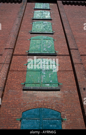 Verschlossenen Türen auf verschiedenen Ebenen in einem alten Fa Stockfoto