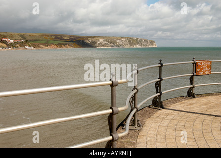 Die Pier in Swanage, Dorset, Blick nach Norden in Richtung Ballard Cliff und Ballard Punkt Stockfoto