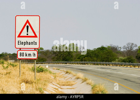Elefanten durchqueren unterzeichnen, Caprivi Strip, Namibia, Afrika Stockfoto