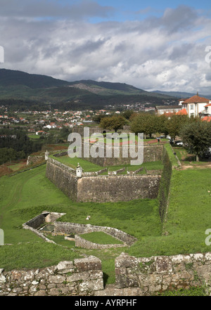 Festungsmauern umschließen die Hügel Stadt von Valença Do Minho, Portugal mit der spanischen Grenze Stadt Tui darüber hinaus Stockfoto