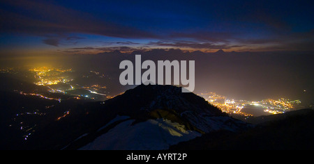 Blick vom Mt. Kellerjoch auf Inntal und die Lichter von Schwaz, Innsbruck und Hall in der Nacht, Tirol, Österreich Stockfoto