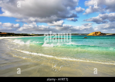 Das geschützte türkisfarbene Wasser des Twilight Beach in Esperance mit einer Welle am Ufer brechen. Western Australia, Australia Stockfoto