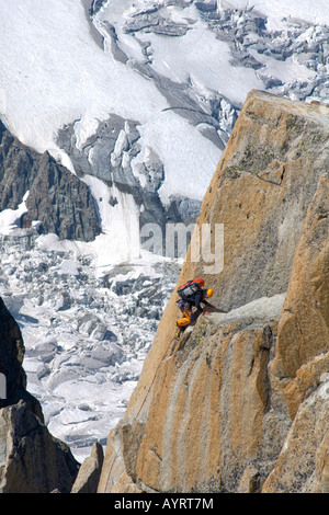 Bergsteiger klettern die Felswand des Mt. Aiguille du Midi, Mont-Blanc-Massiv, Chamonix, Frankreich Stockfoto