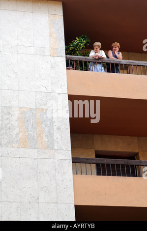 Zwei ältere Damen auf dem Balkon, um während des Festivals Terra de trobadors Castello d'Empuries Katalonien Spanien Stockfoto