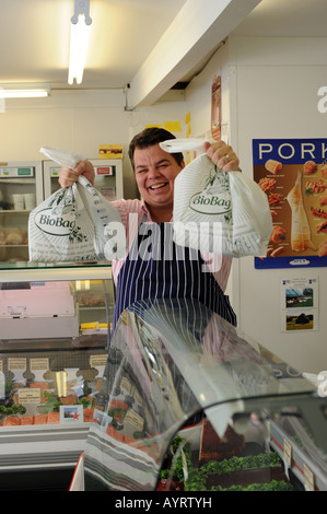 Metzger Simon Wilkinson in seinem Laden im Modbury, Devon abgebildet. Simon verwendet Bio Taschen, Bio-abbaubare Taschen für seine Produkte. Stockfoto