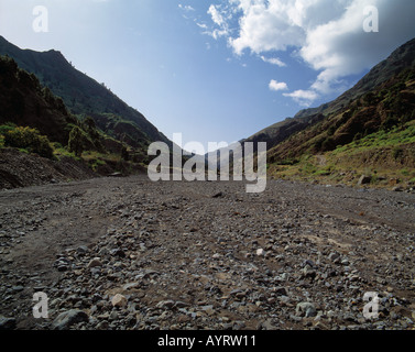 Ausgetrocknetes Flussbett, Flusstal, Berglandschaft, Berghaenge, Steine Steiniges Flussbett, Barranco de Las Angustias, La Palma, Kanarische Inseln Stockfoto