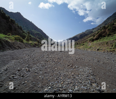 Ausgetrocknetes Flussbett, Flusstal, Berglandschaft, Berghaenge, Steine Steiniges Flussbett, Barranco de Las Angustias, La Palma, Kanarische Inseln Stockfoto