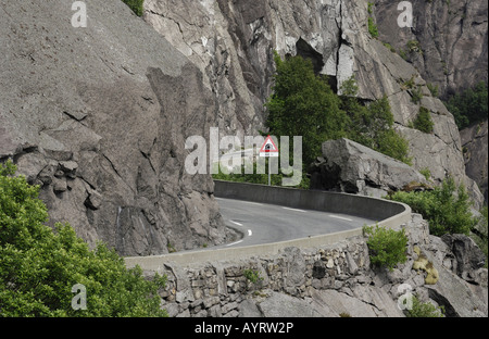 Schild vor einem Tunnel entlang einer schmalen, felsigen Autobahn, Vest-Agder, Norwegen, Scandinavia Stockfoto