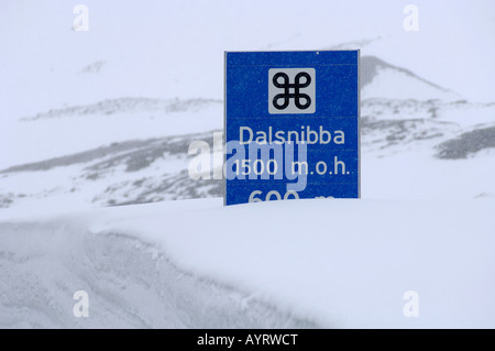 Verkehrszeichen im tiefen Schnee und Wind Böen Kennzeichnung Berg Dalsnibba, Touristenattraktion, mehr Og Romsdal, Westnorwegen, Scandinavia Stockfoto