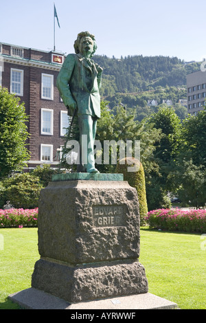 Statue des Komponisten (Edward) Edvard Grieg in einem Park in Bergen, Norwegen Stockfoto