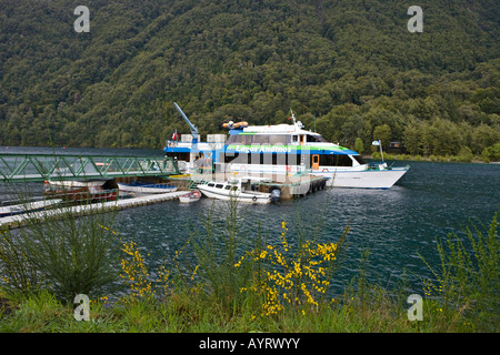 Ausflugsboot, Lago Todos los Santos (Allerheiligen-See), Nationalpark Vicente Pérez Rosales, Región de los Lagos (Seengebiet Stockfoto