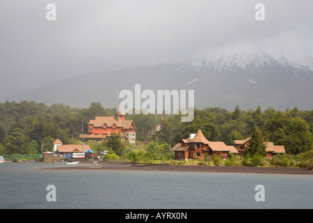 Vulkan Osorno und das Dorf Petrohue von der Lago Todos los Santos (Allerheiligen See), Vicente Pérez Rosales National P. Stockfoto