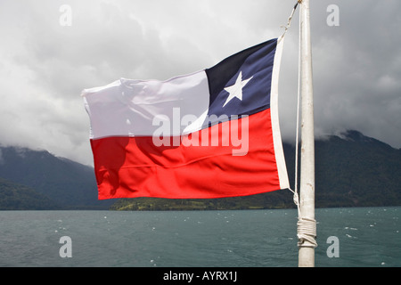 Chilenische Flagge auf einem Ausflugsschiff, Lago Todos Los Santos (Allerheiligen See), Vicente Pérez Rosales Nationalpark, Región de los Stockfoto