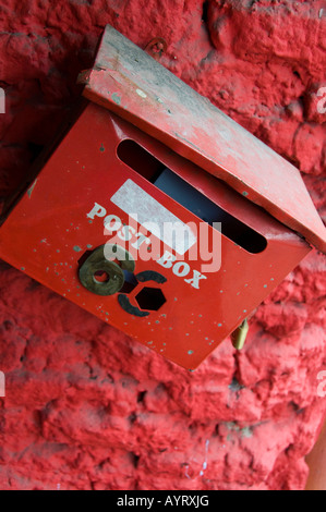 Altmodische roten Metall Briefkasten an der Wand hängen Stockfoto