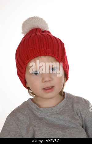 Portrait eines zwei-jährigen Jungen einen Strick Hut Stockfoto