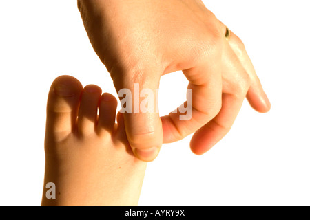 Mutter berühren ihr Kind Fuß Stockfoto