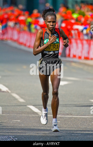 Emily Kimura Racing in den Flora London-Marathon 2008 Stockfoto