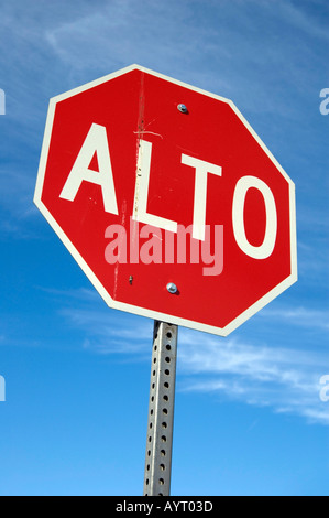 SPANISCHE SPRACHE-STOP-SCHILD IN TIJUANA IN MEXIKO Stockfoto