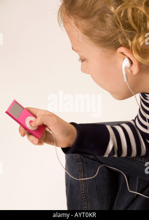 Preteen kaukasische Mädchen (10-12) hört Musik auf Ipod mit Kopfhörer USA Stockfoto