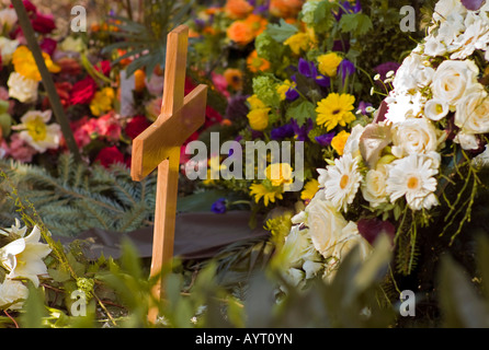 Frischen Grab geschmückt mit unzähligen Blüten auf einem Friedhof in Deutschland Stockfoto