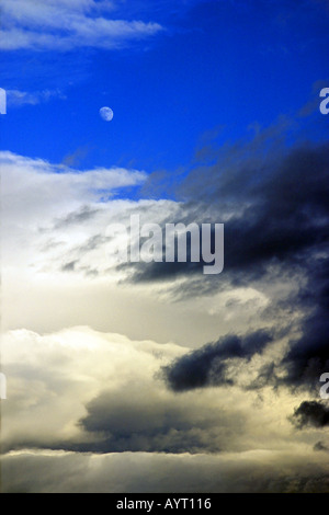 Wolken-Mond Stockfoto