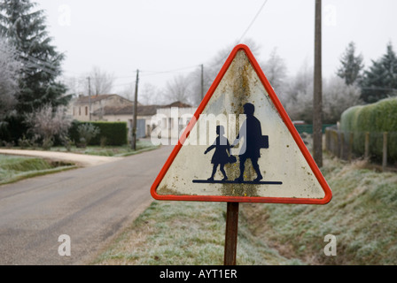 ein Close Up der alten Fußgängerzone Warnschild in kleinen französischen Dorf in der Dordoigne Stockfoto