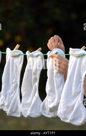 Windeln werden zum Trocknen auf eine Wäscheleine gehängt Stockfoto