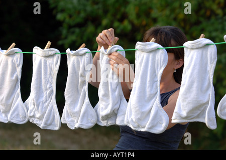 Windeln werden zum Trocknen auf eine Wäscheleine gehängt Stockfoto