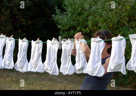 Windeln werden zum Trocknen auf eine Wäscheleine gehängt Stockfoto