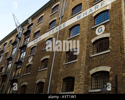 New Crane Wharf, ehemalige Lagerhäuser an der Themse, jetzt umgebaut zu Wohnungen, Umhüllung, London, England, Großbritannien Stockfoto