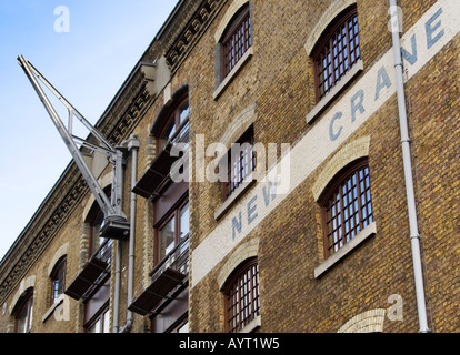 Kran auf New Crane Wharf ehemalige Lagerhallen, die in Wohnungen an der Themse, in Wapping, London, England, Großbritannien umgebaut wurden Stockfoto