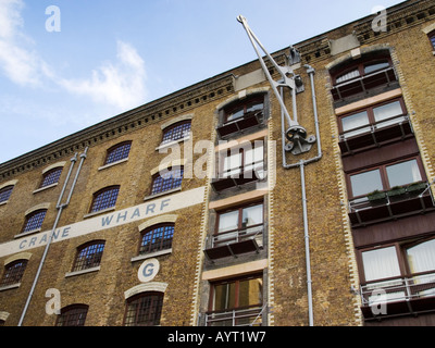 Kran auf New Crane Wharf ehemalige Lagerhallen, die in Wohnungen an der Themse, in Wapping, London, England, Großbritannien umgebaut wurden Stockfoto