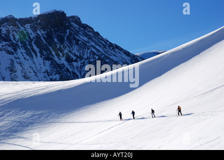 Skibergsteiger zu Fuß bis zu Ammertenspitze mit Wildstrubel auf der Rückseite, Berner Oberland-Alpen, Schweiz Stockfoto