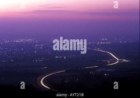 Blick vom Birdlip-Hügel in Gloucestershire mit Blick auf Gloucester in der Abenddämmerung im Dezember Stockfoto