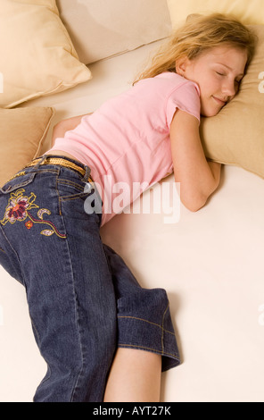 Preteen kaukasische Mädchen (10-12) schlafen und lächelnd USA Stockfoto