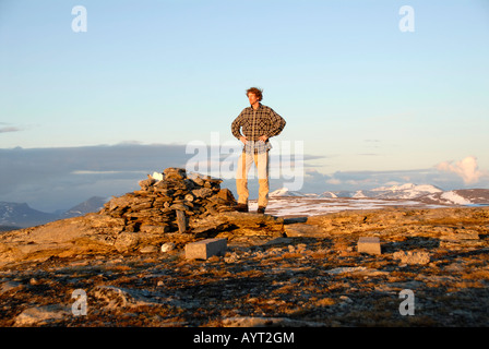 Einsamen Bergsteiger stehen oben auf einem Berg, Abisko Nationalpark, Lappland, Schweden Stockfoto