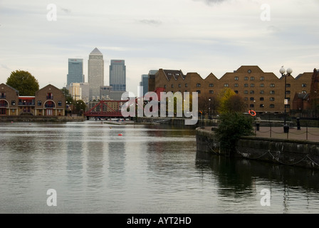 Blick über Shadwell Basin.  Darüber hinaus sind Wolkenkratzer von Canary Wharf, Isle of Dogs, London, England, UK Stockfoto