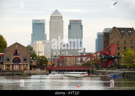 Blick über Shadwell Basin.  Darüber hinaus sind Wolkenkratzer von Canary Wharf, Isle of Dogs, London, England, UK Stockfoto