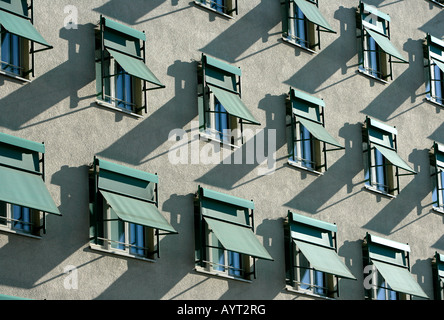 Gebäude-Fassade, Rollläden an den Fenstern Stockfoto