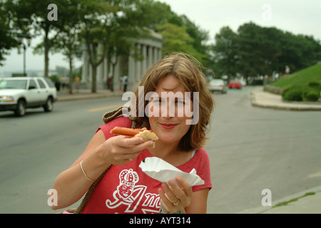 Mädchen essen einen Hotdog Plymouth Massachusetts MA USA Stockfoto